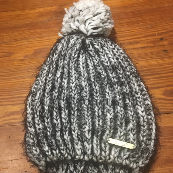 Women’s BEBE Winter Hat With Matching Scarf - Picture 2 of 5